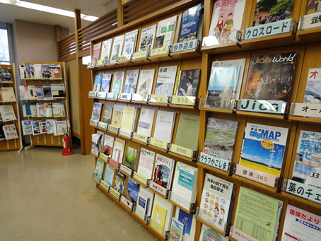 大口図書館・雑誌コーナー