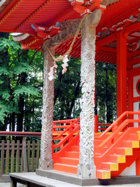 郡山八幡神社＠伊佐市大口大田、の、本殿の、柱。木彫りされた、模様。