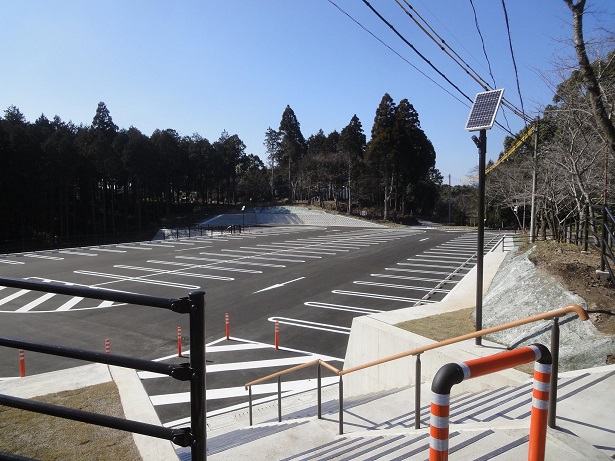 諏訪神社近く、忠元公園より数百メートル離れた駐車場、約100台